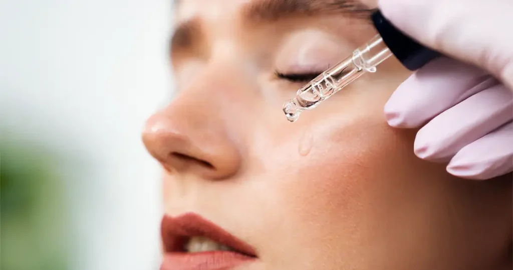 Tratamento com Ácido Hialurônico mulher acido-esta-aplicando-gotas-de-acido-em-sua-pele-menina-aplicando-soro-hialuronico em Franca São Paulo